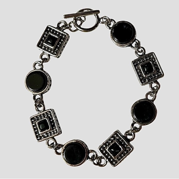 Jewelry - Very pretty black and silver tone toggle costume bracelet